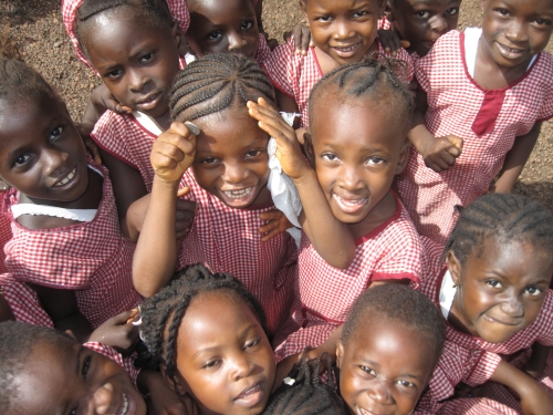 Haren Alde retorna à Serra Leoa com um projeto para construir uma nova escola