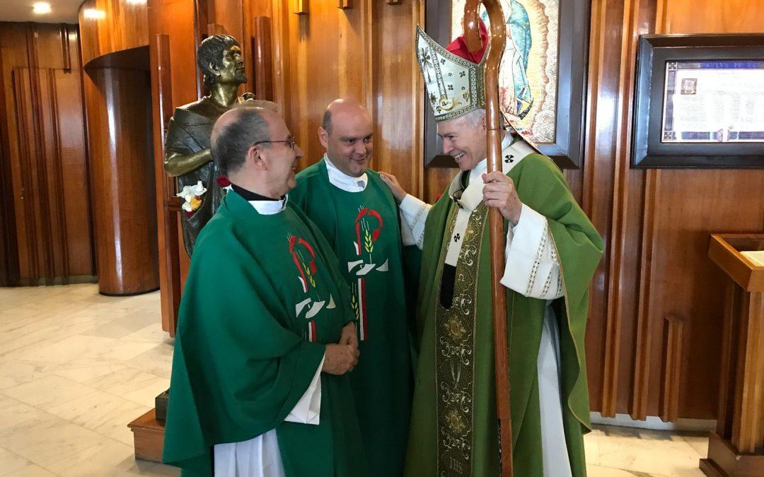 El Prior general, ante la Virgen de Guadalupe en México