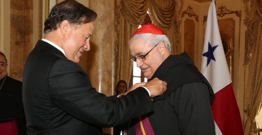 Cardinal Lacunza awarded by the President of Panama with a Medal of Honor