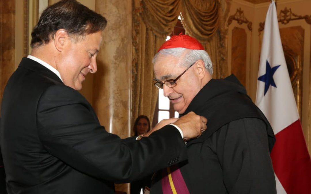 El cardenal José Luis Lacunza, condecorado con la Orden Vasco Núñez de Balboa