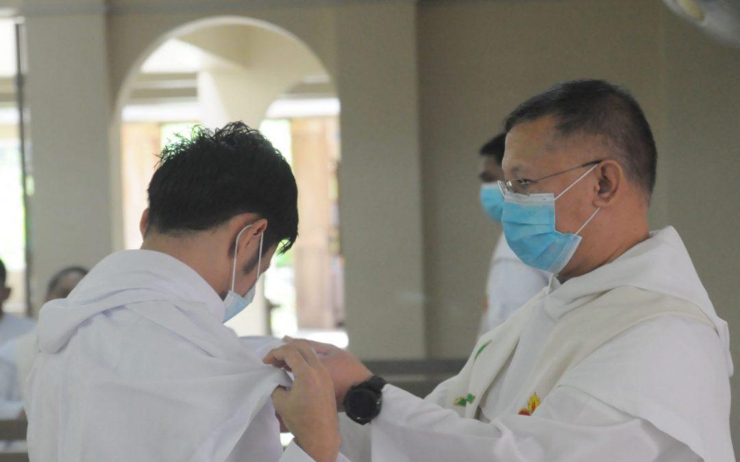 Un hábito y una mascarilla: la primera profesión simple tras el COVID-19