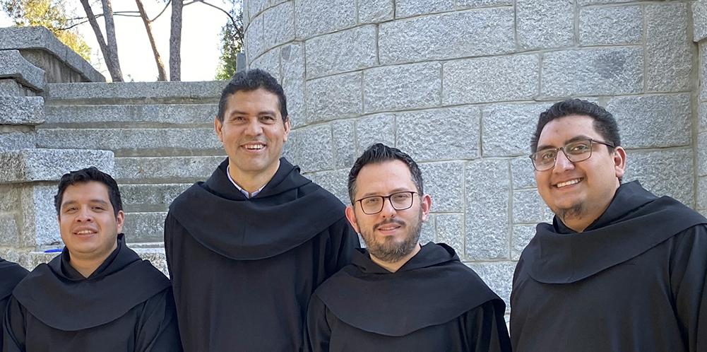 Lámparas que iluminan un camino histórico y presente