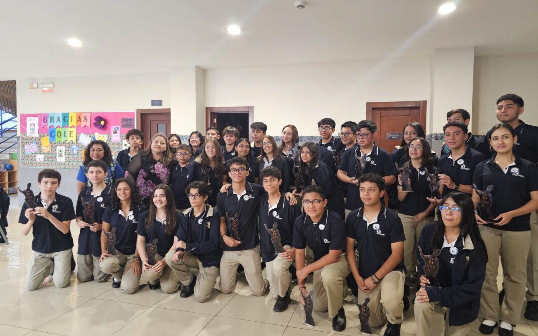 “Dez anos construindo comunidades, educando com o coração”.