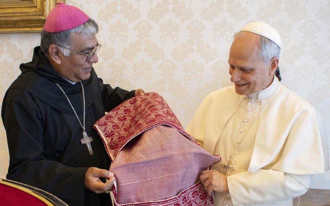 El pueblo de Chota en las manos del Papa: los regalos de Mons. Villegas a León XIV