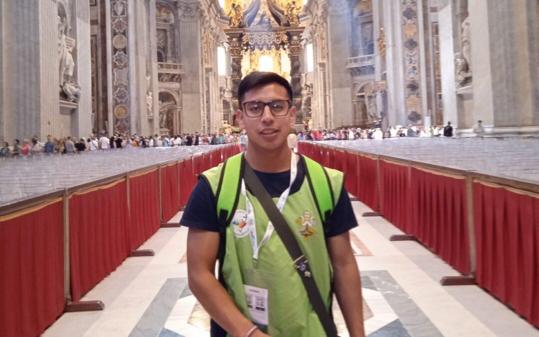 Un agustino recoleto entre los voluntarios del Jubileo en Roma